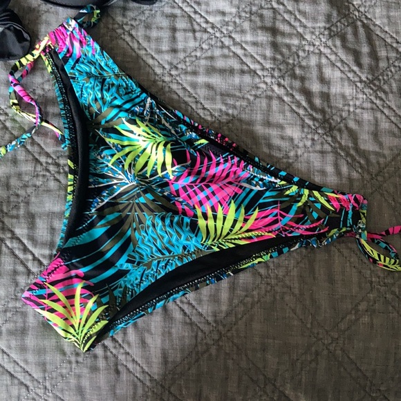 Swimsuit Set - Picture 2 of 9